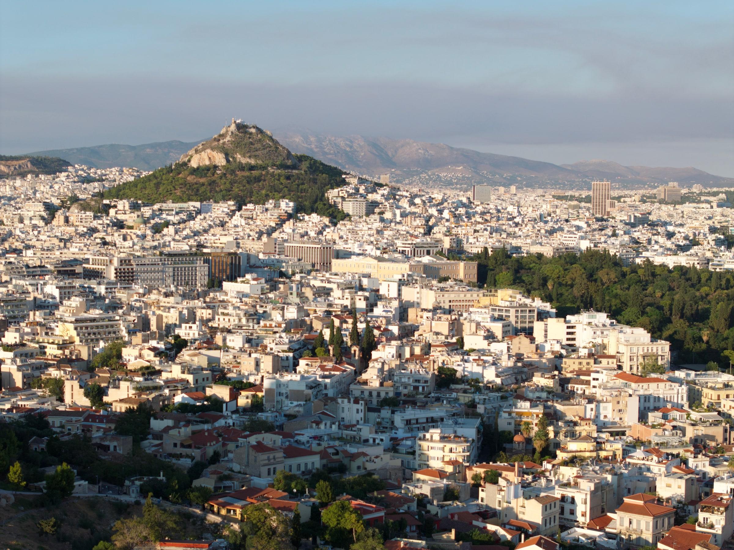 Η Πλάκα από ψηλά, με τον Λυκαβηττό στο βάθος